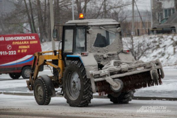 Снегоуборочная техника работает, но не справляется на загруженных дорогах.