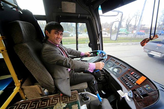 Работа водителем автобуса в московском. Водитель автобуса. Спецодежда для водителей автобусов. Водитель междугороднего автобуса.
