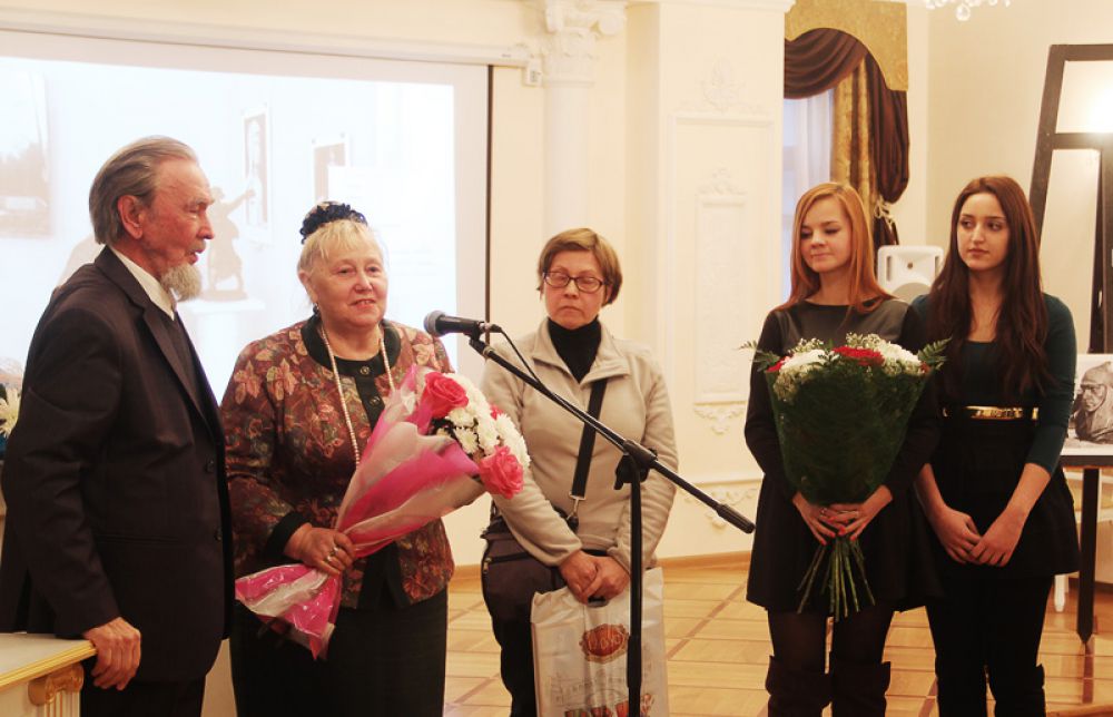 Цветы вручили преподаватели и студенты УлГУ