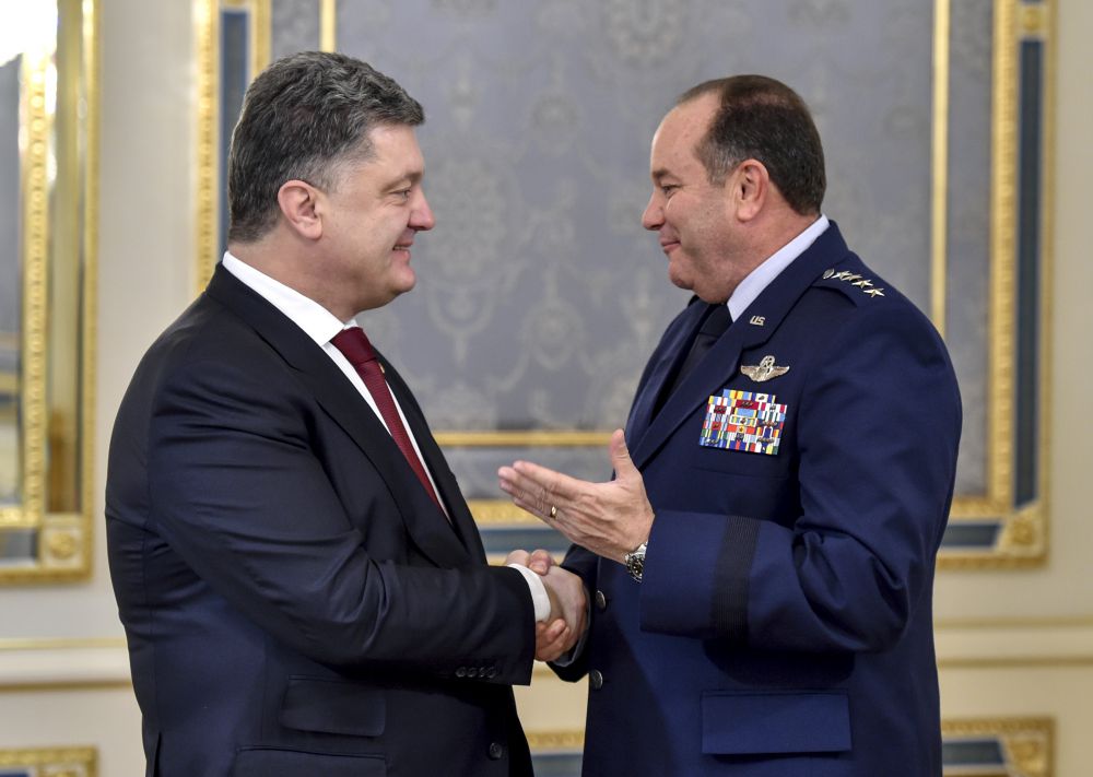 Петр Порошенко встретился с главнокомандующим силами НАТО Филиппом Бридлавом