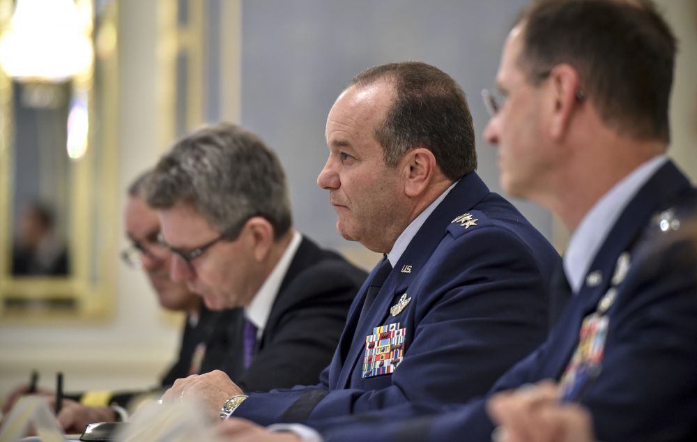 Петр Порошенко встретился с главнокомандующим силами НАТО Филиппом Бридлавом