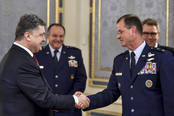 Петр Порошенко встретился с главнокомандующим силами НАТО Филиппом Бридлавом