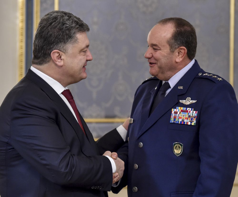Петр Порошенко встретился с главнокомандующим силами НАТО Филиппом Бридлавом