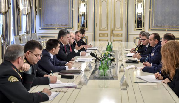 Петр Порошенко встретился с главнокомандующим силами НАТО Филиппом Бридлавом