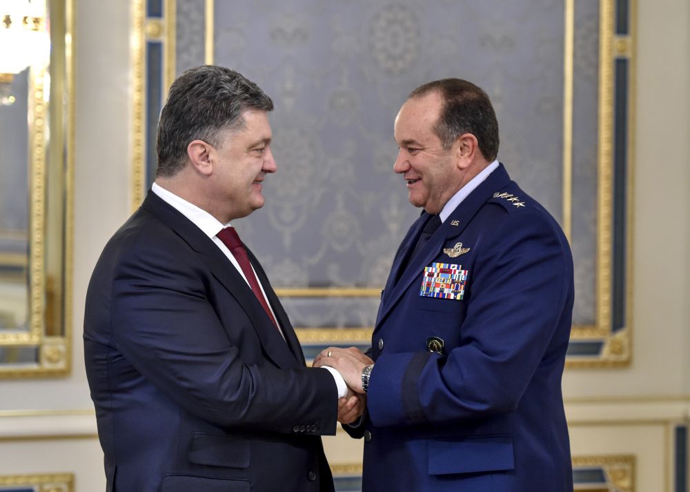 Петр Порошенко встретился с главнокомандующим силами НАТО Филиппом Бридлавом