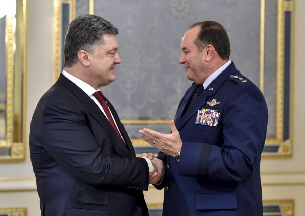 Петр Порошенко встретился с главнокомандующим силами НАТО Филиппом Бридлавом