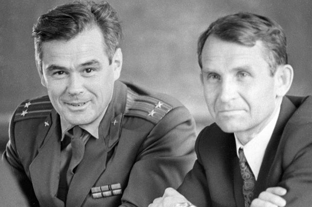 Командир космического корабля «Союз-12» подполковник Василий Лазарев (слева) и бортинженер Олег Макаров.