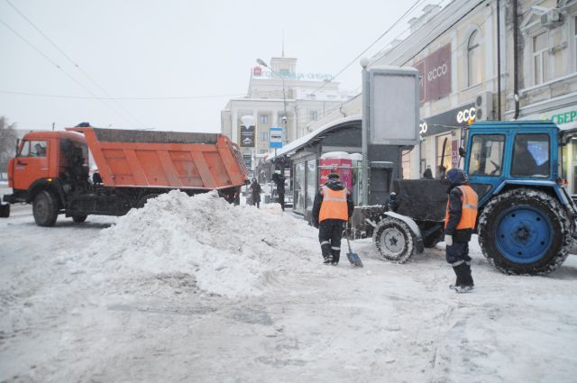 Дорожники активно убирают с омских улиц снег.
