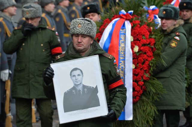 Вынос гроба с телом Виктора Тихонова после окончания церемонии прощания.