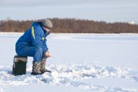 С приходом холодов рыбаки потянулись на замёрзшие водоёмы.