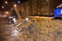 Ночная расчистка дорог в Ханты-Мансийске.