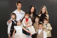 «Мы с мужем искренне хотим быть многодетными родителями», - говорит Веда Ливадонова (на снимке в центре).