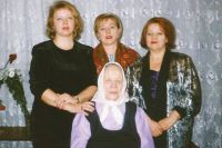 Дочери Мария, Любовь и Надежда в последний раз в гостях у своей мамы. Омск, 1999 год.