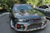 Автомобиль «Nissan Skyline R33» подготовлен для участия в соревнованиях по дрифту. У машины модифицирован двигатель, КПП, ходовая часть, установлены дополнительные спортивные обвесы.  Плюс необычная покраска: серый металлик с блестками. Постоянный участник региональных соревнований.