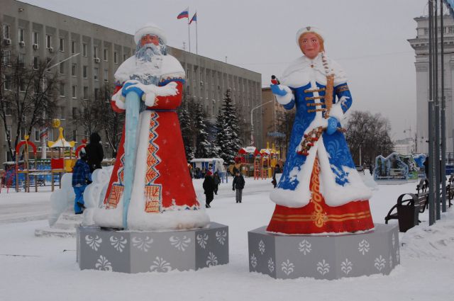 Дед Мороз и Снегурочка на площади Советов. 
