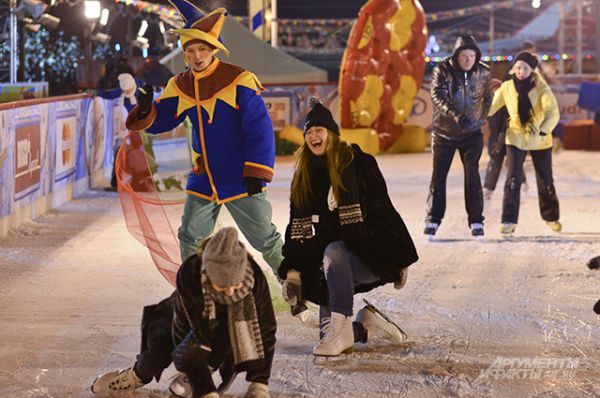 Посетители катка смогут кататься на коньках на главной площади страны в исторических декорациях Кремля, Спасской башни, Собора Василия Блаженного и ГУМа вплоть до 15 марта.