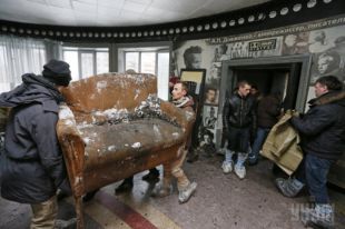 Уборка в кинотеатре «Жовтень»