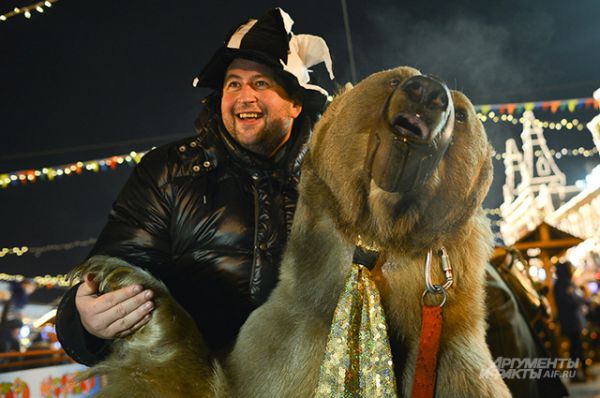 Гостей ярмарки встречали веселые клоуны, акробаты на ходулях, скоморохи и даже дрессированный медведь.