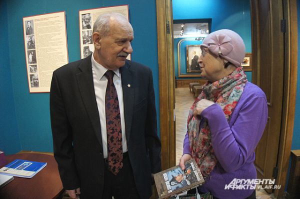 Геннадий Турмов отвечает на вопросы посетителей выставки. 