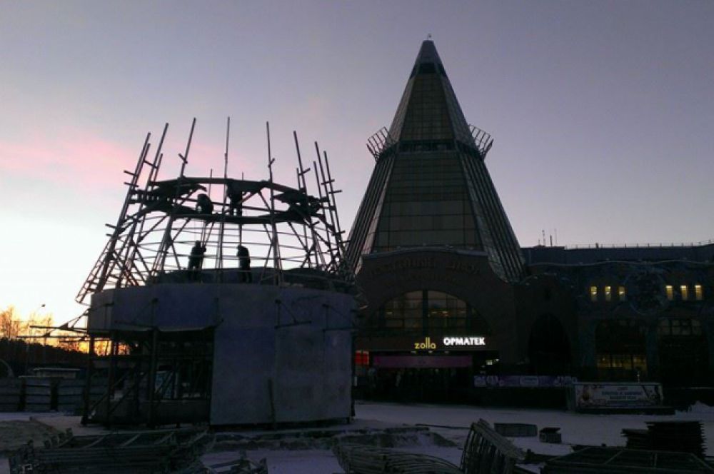 Главная городская елка также почти готова. Скоро начнется строительство ледяных скульптур.