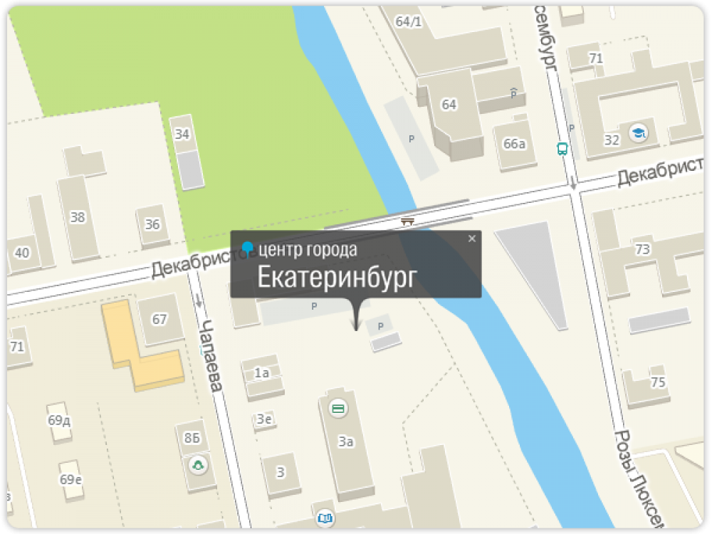 Центр уральской столицы оказался буквально в 50 м от Царского моста, во дворе на перекрестке улиц Чапаева и Декабристов. Рядом с настоящим центром города расположились две парковки.