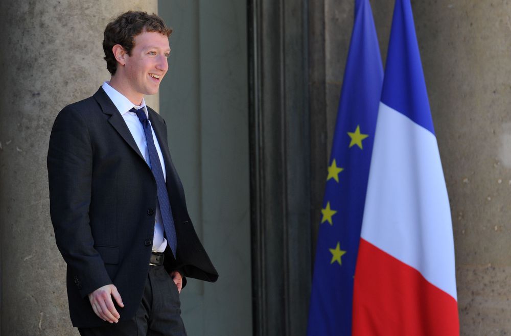 Марк Цукерберг, программист и основатель Facebook, еще в школе увлекался программированием. Но после окончания школы поступил в Гарвардский институт на факультет психологии. Впрочем, учебу Цукербергу пришлось бросить: молодой предприниматель отправился в Силиконовую долину, чтобы найти инвесторов для быстро развивающейся социальной сети Facebook.