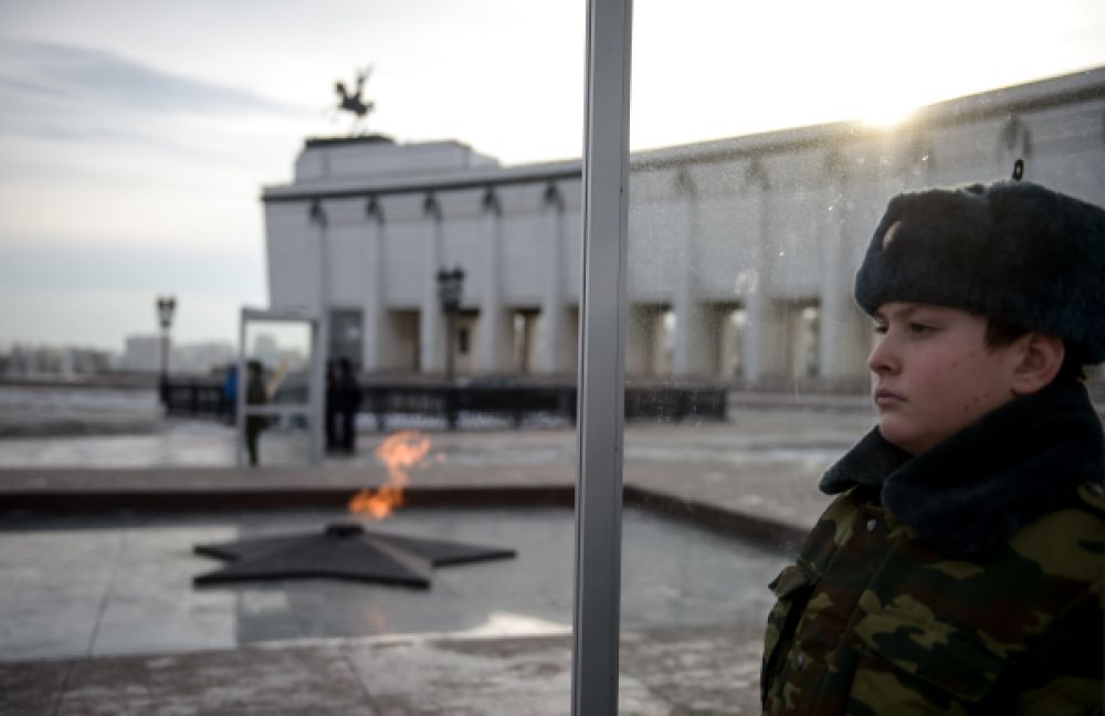 Церемония возложения цветов и венков к вечному огню на Поклонной горе.