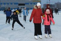 Покататься на коньках омичи смогут на новой открытой площадке на Левом берегу.