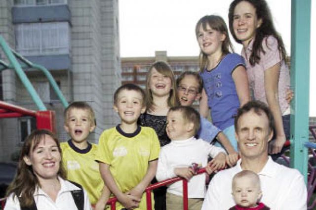 Американец Юджин Рейс нашел свое счастье в России, став отцом восьмерых детей. Теперь с женой Альбиной он помогает другим семьям стать счастливее.