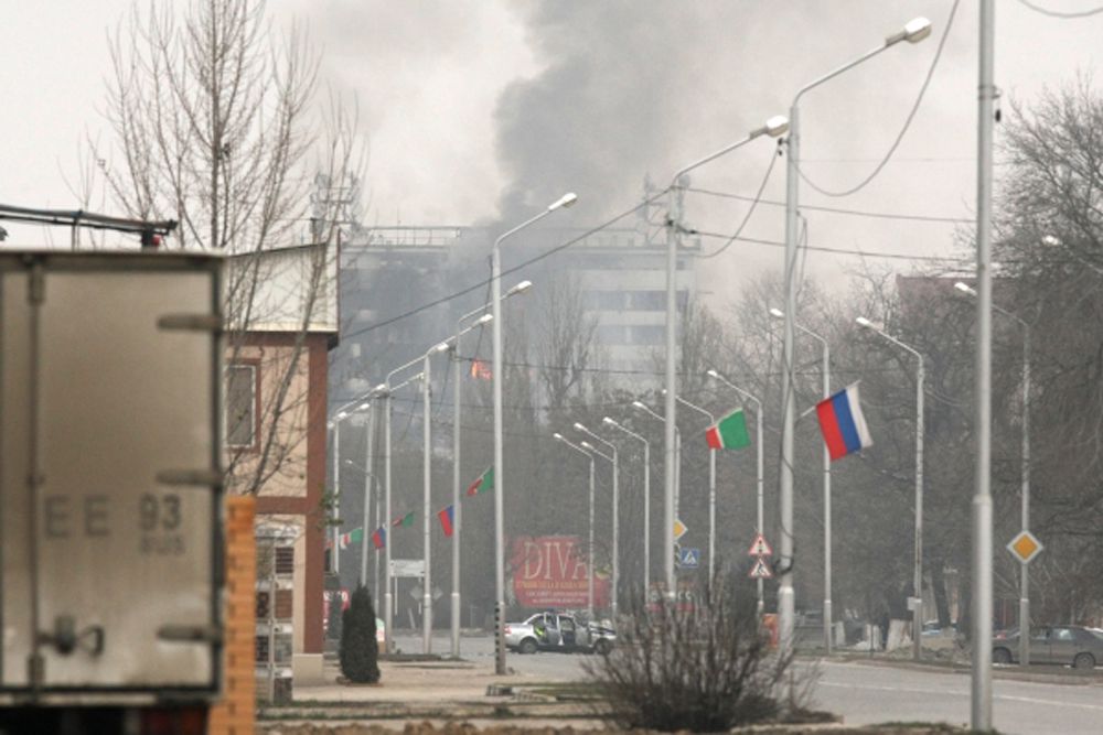По данным СМИ, боевики вызвали такси в село Шалажи (Урус-Мартановский район Чечни), а затем угнали автомобили и отправились на них в Грозный. Представитель силовых структур Чечни подтвердил «Кавказскому узлу», что террористы прибыли из Шалажи.