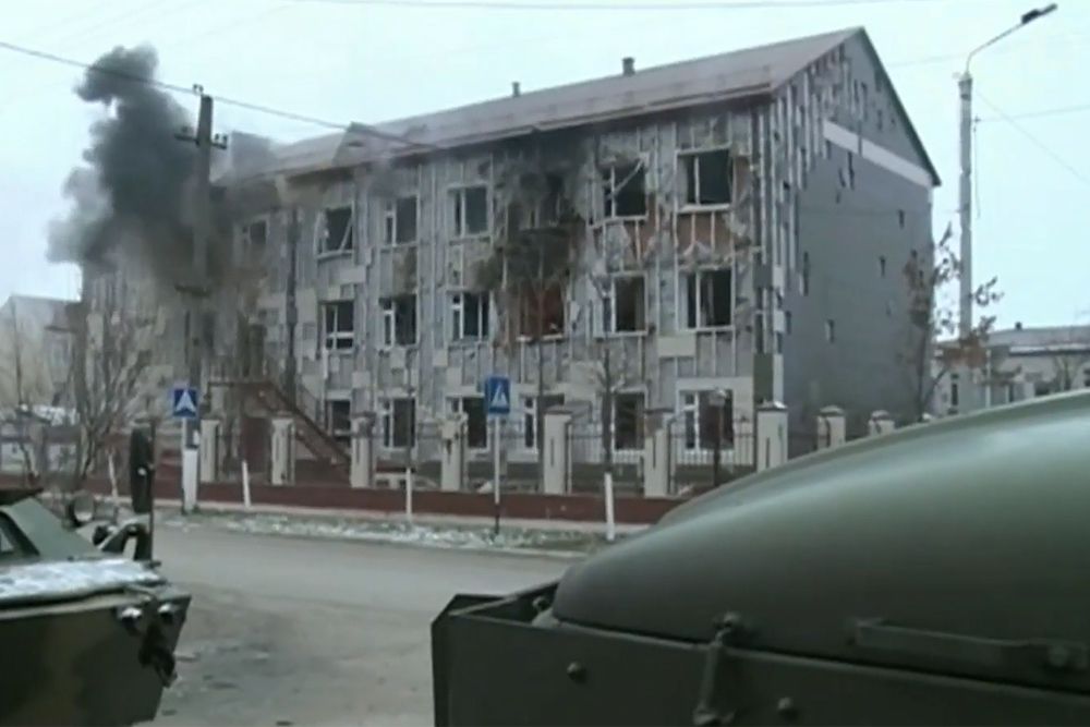 Школа, в которой укрылись боевики, блокирована, ведется обстрел.