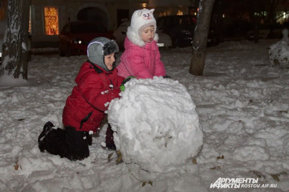 Мы любим зиму за что, что можно лепить снеговиков,..