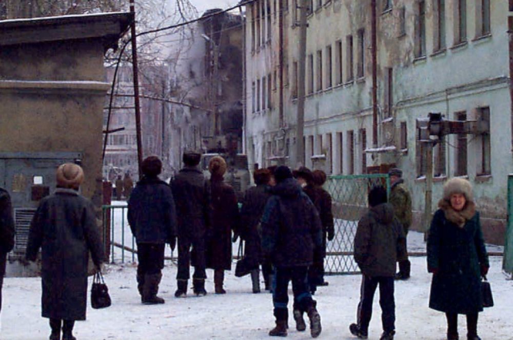 территория была оцеплена, но жители микрорайона не могли оставаться в стороне.