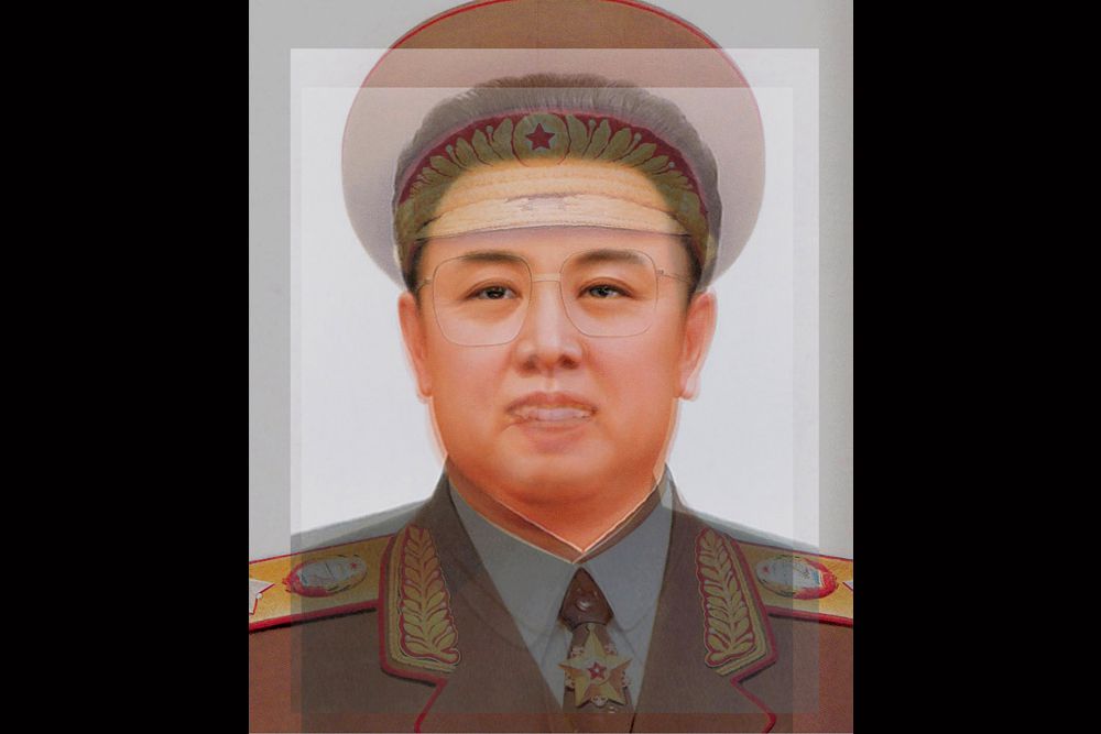 Лидеры КНДР: 1948–2008 годы. Лица руководителей Северной Кореи очень похожи, а потому практически сливаются в одно. Это не удивительно, так как на портрет попали отец и сын — Ким Ир Сен и Ким Чен Ир.