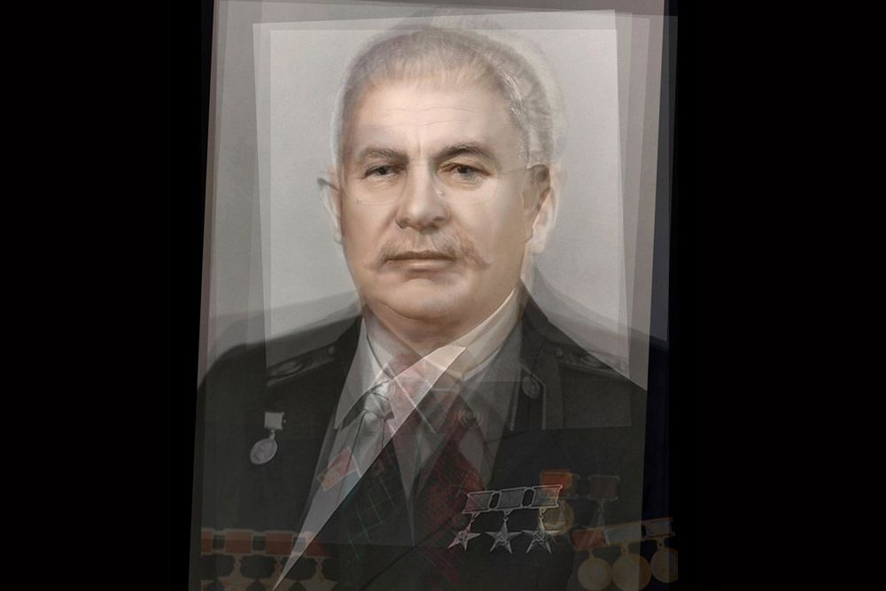 Лидеры СССР: 1922–1991 годы. На общий портрет попали лидеры СССР — от Владимира Ленина и Никиты Хрущёва до Леонида Брежнева и Михаила Горбачёва. Но явно, что ярче всего проглядывают очертания лица Иосифа Сталина. Бросается в глаза количество орденов на костюмах советских правителей, многие из которых обладали неограниченной властью.