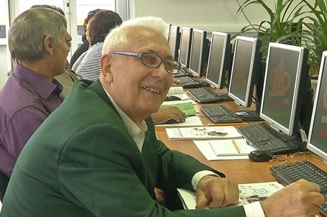 Омские пенсионеры с удовольствием осваивают компьютер.