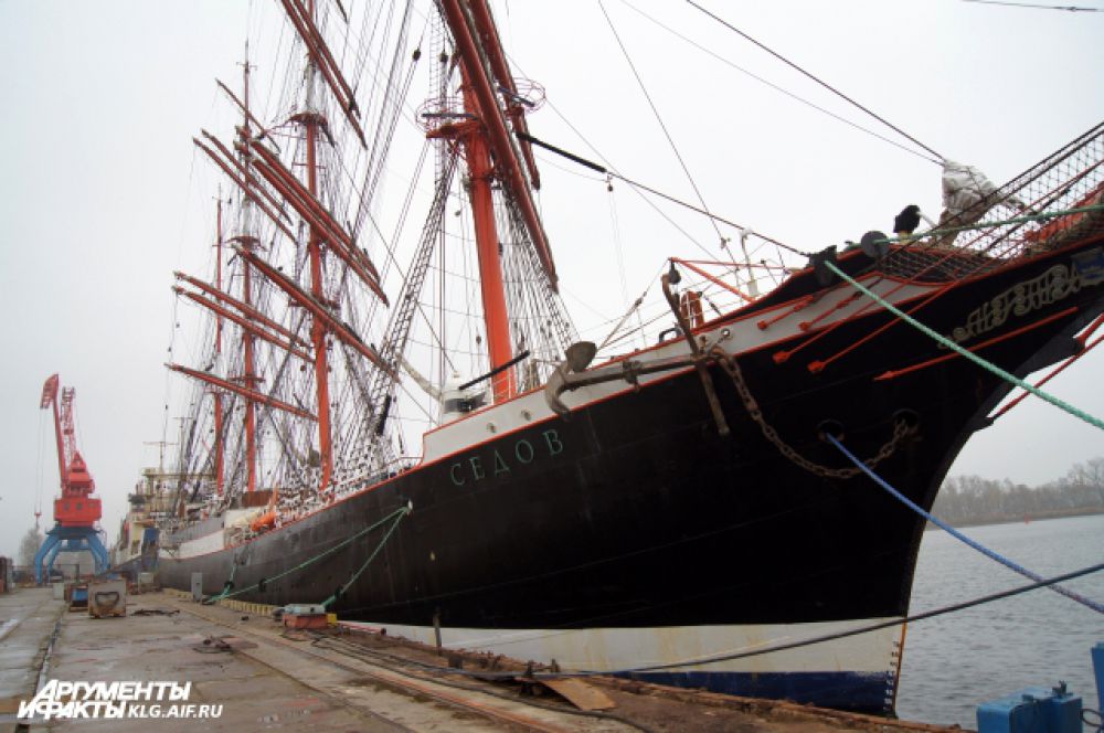 Барк «Седов» из Мурманска, который является крупнейшим в мире учебным парусным судном, также проходит на судоремонтном заводе ежегодное освидетельствование. 