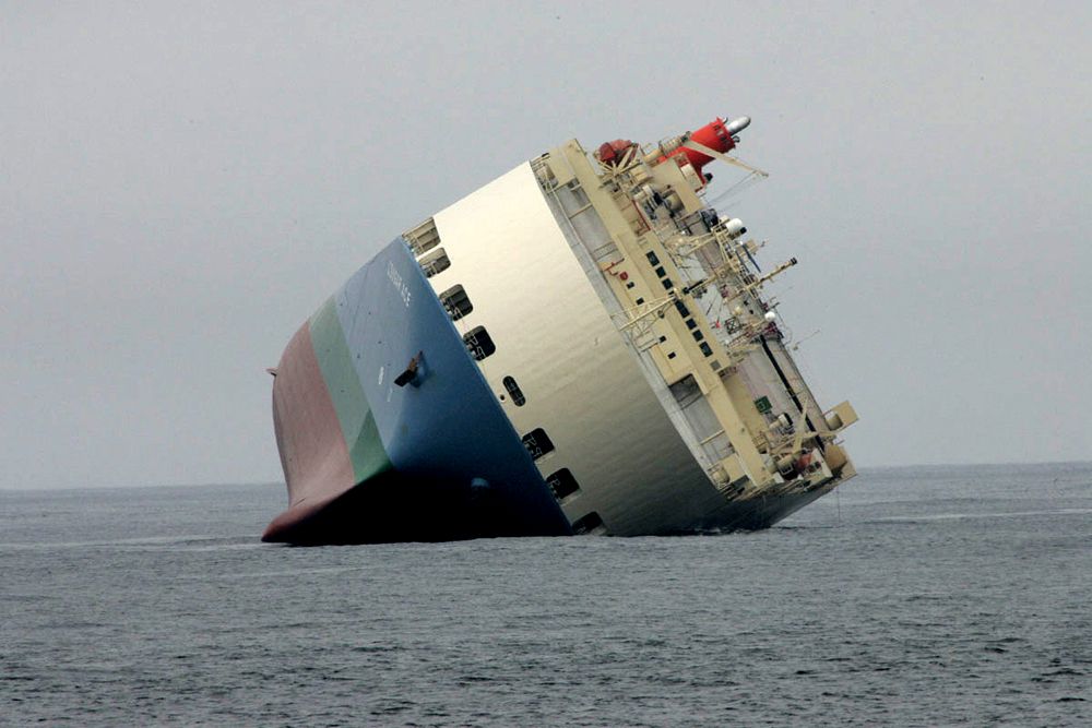 Судно MV Cougar Ace перевозило автомобили из Японии в Ванкувер. Но корабль потерял стабильность и накренился. Груз впоследствии пришлось утилизировать.