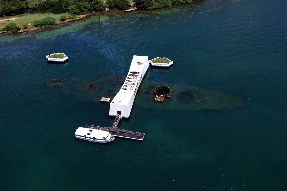 Линкор USS Arizona. Корабль сошел со стапелей в начале 20-го века, чтобы встретить свой трагический конец в Перл-Харборе. Судно атаковали сразу 10 японских бомбардировщиков, и четыре прямых попадания авиабомб не оставили линкору не единого шанса. Одна из бомб взорвалась в отсеке с боеприпасами. В результате произошел взрыв настолько чудовищной силы, что взрывной волной потушил пожар на полыхающем неподалеку судоремонтном корабле Vestal. В этой трагедии погибло 1177 матросов и офицеров – это почти половина жертв трагедии Перл-Харбора.