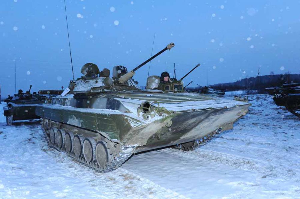 Вождение военной техники входило в программу учебных сборов.