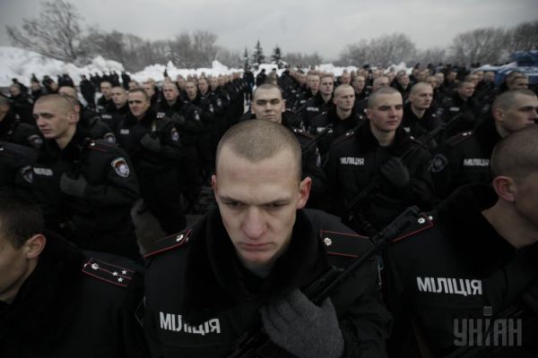 Некоторые воинские формирования пришлось сократить – того требовал Договор об обычных вооруженных силах в Европе, к которому Украина присоединилась. Минимум вооружения, минимум военных. В итоге к 1995 году в стране число военнослужащих сократилось на 400 тыс.