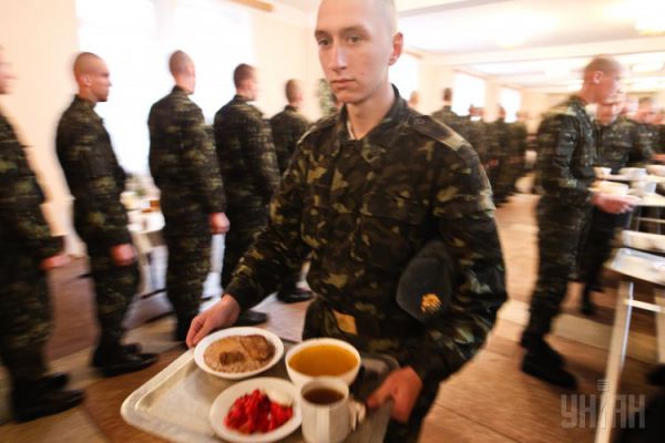 Нормы по питанию военнослужащих не менялись с 2008 года. Согласно Министерству обороны, на каждого солдата в день выделяют 23,22 грн (это в зоне АТО)