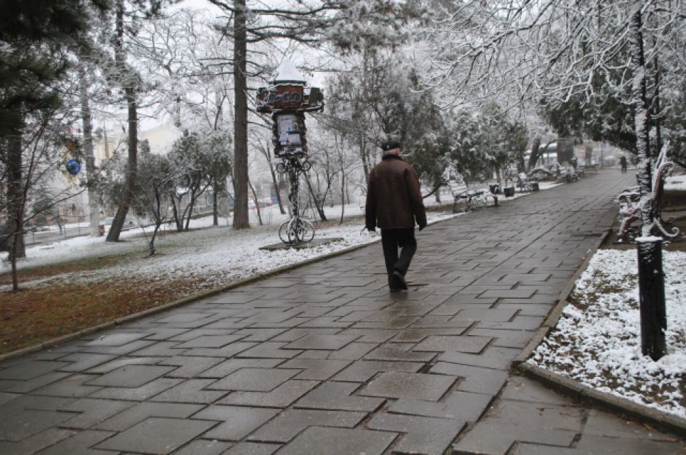 Слегка посеребрило снегом Крым. На тротуарах и дорогах тонкий снежный слой тает, превращаясь в слякоть.