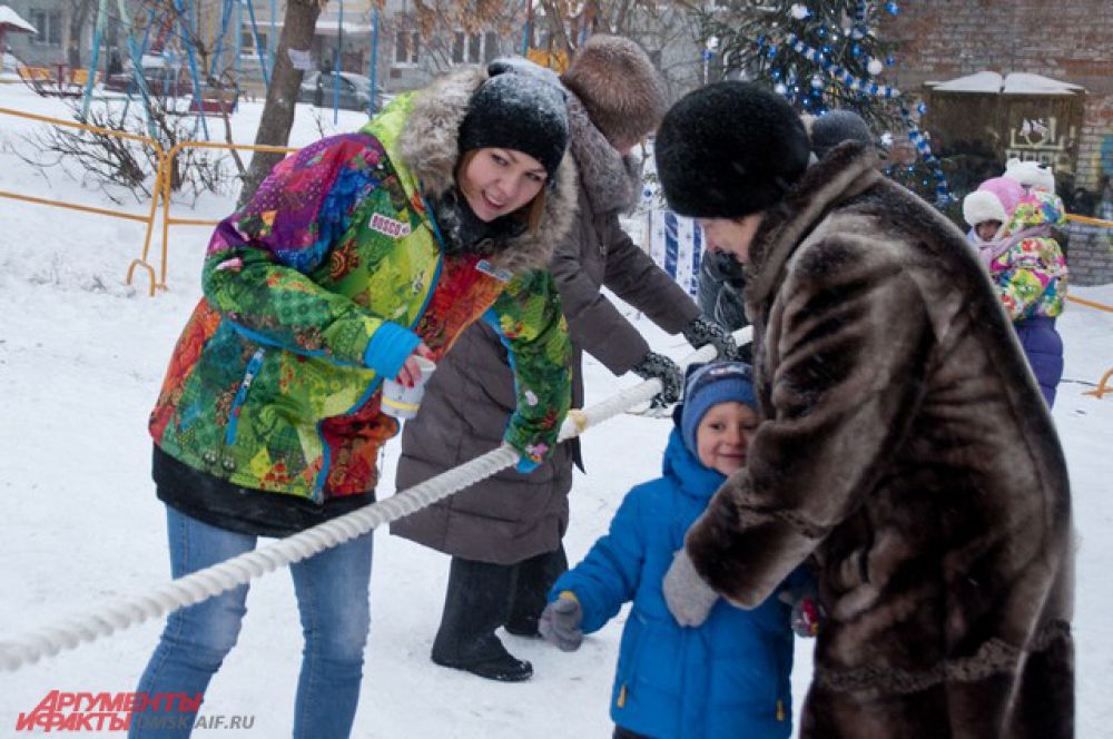 В Омске на улице Декабристов открылась хоккейная коробка.
