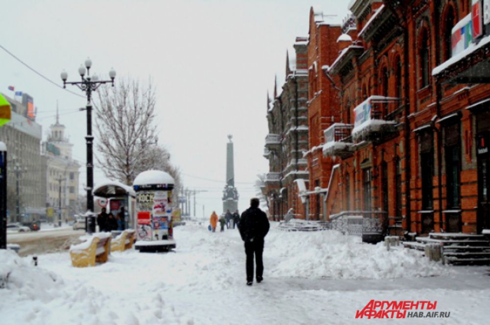 Хабаровск, как практически весь Дальний Восток, несколько дней назад так засыпало снегом, что жизнь в городе была парализована. Надо сказать, что обильные снегопады в этом году наблюдались в регионе уже с начала ноября.