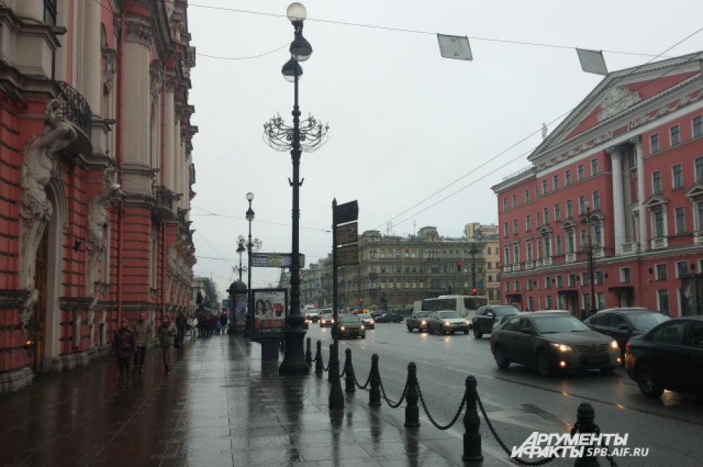 Дождливый Петербург подтверждает свой статус и в первые дни календарной зимы. Вместо снега в городе идут дожди.