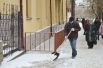 Волгоградцы помогают рабочим убирать улицы. 