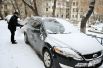 Натренированные вовремя прошлогоднего снежного коллапса, волгоградцы очищали машины от первого снега с энтузиазмом. 