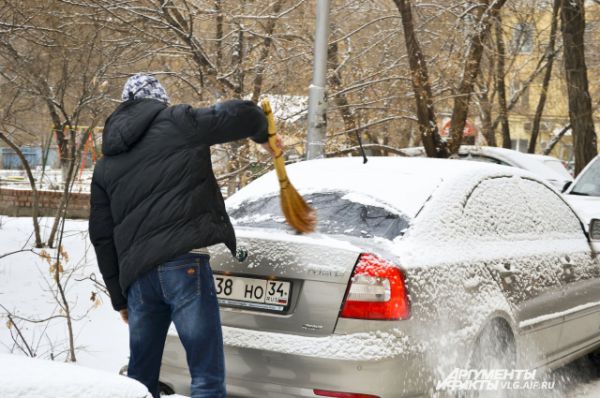 Утро следующего дня для волгоградских автомобилистов началось с очищения машин от снега.