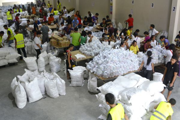 Между тем глава филиппинского Красного Креста Гвендолин Панг сообщил, что были эвакуированы около миллиона местных жителей. В ООН предполагают, что всего «Хагупит» может затронуть более 30 миллионов человек, а в Международной организации по миграции (IOM) говорят о 32 миллионах.